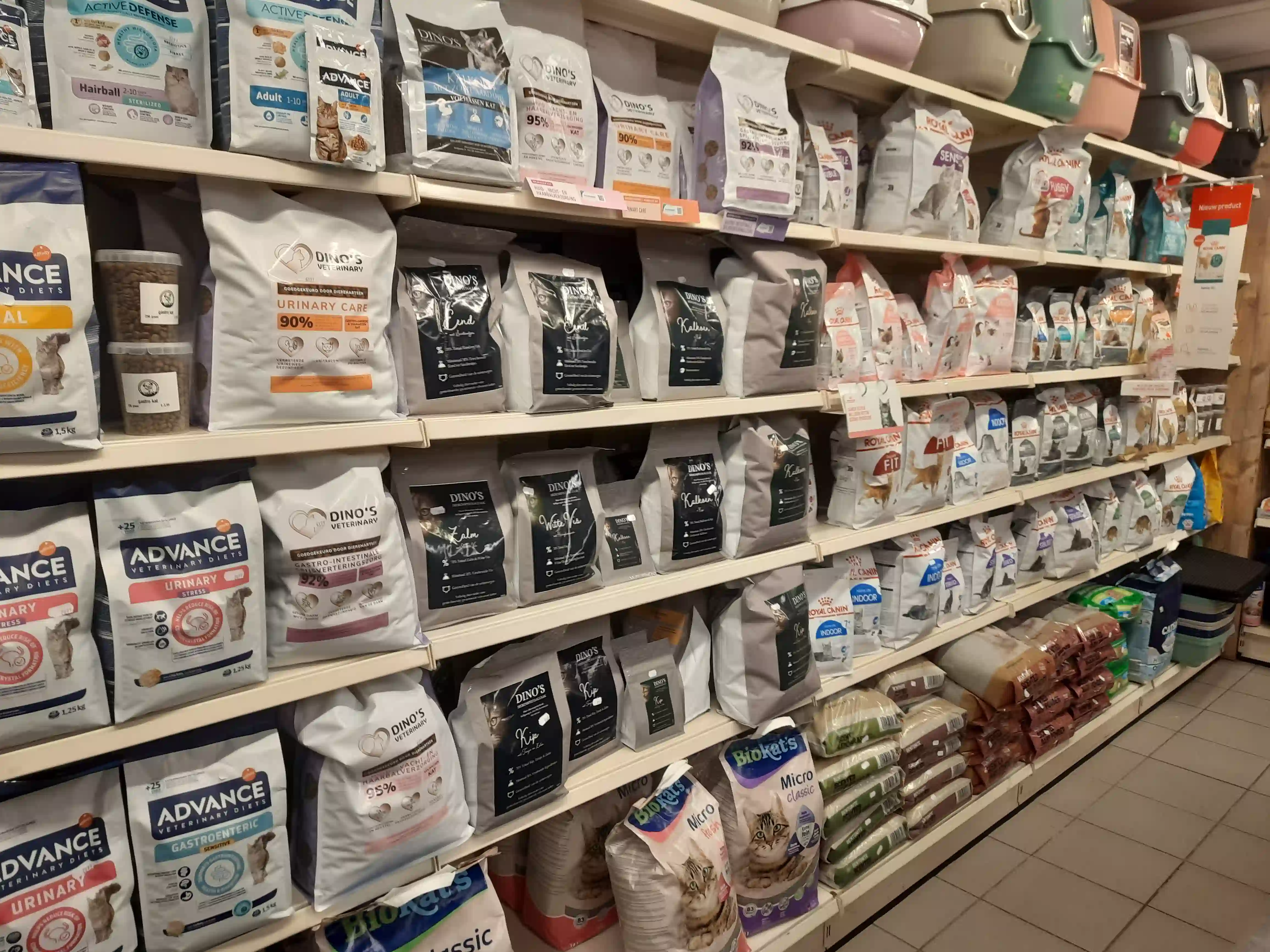 Kattenvoer in de winkel bij Dino's