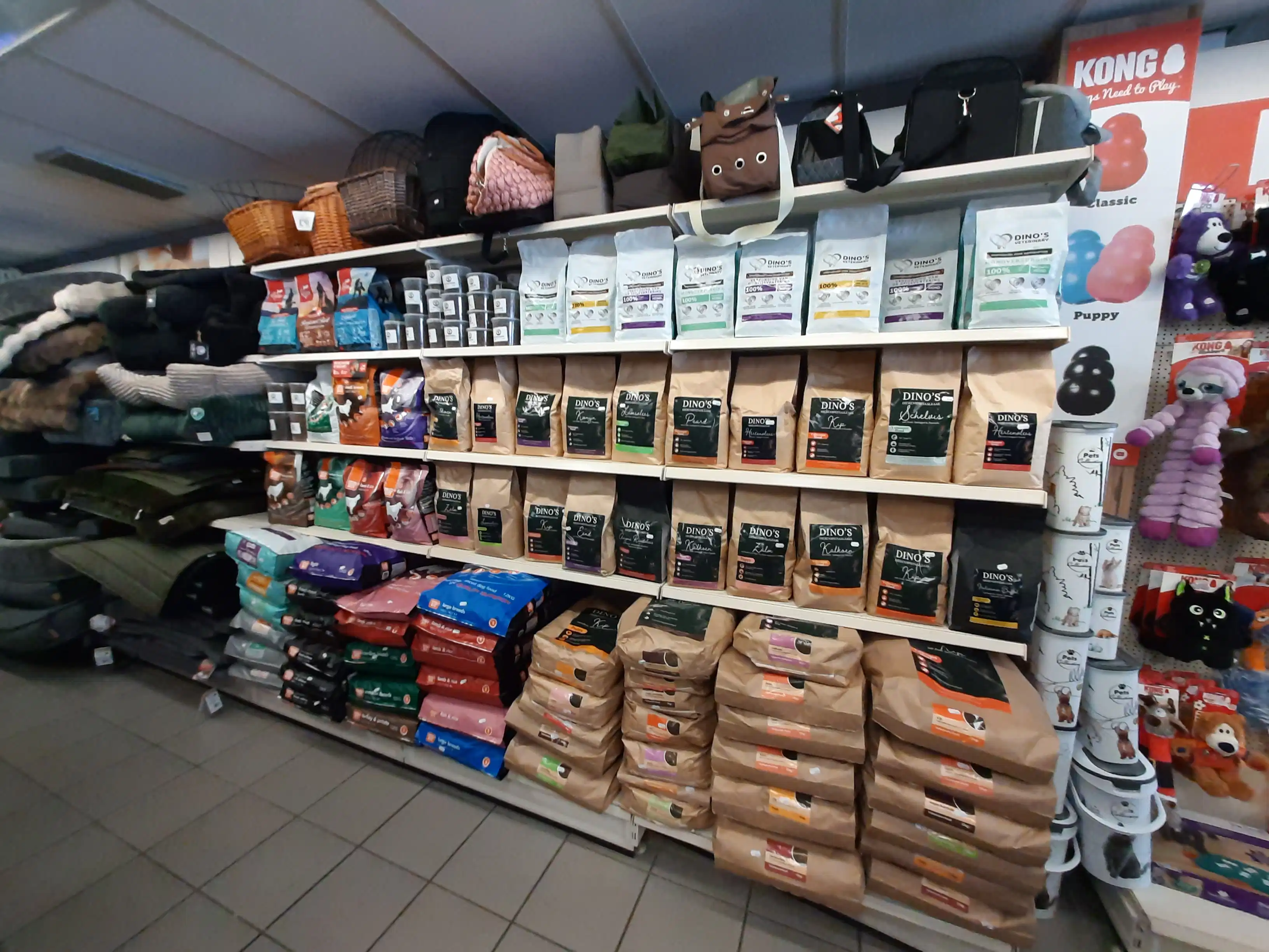 Hondenvoer in de winkel bij Dino's