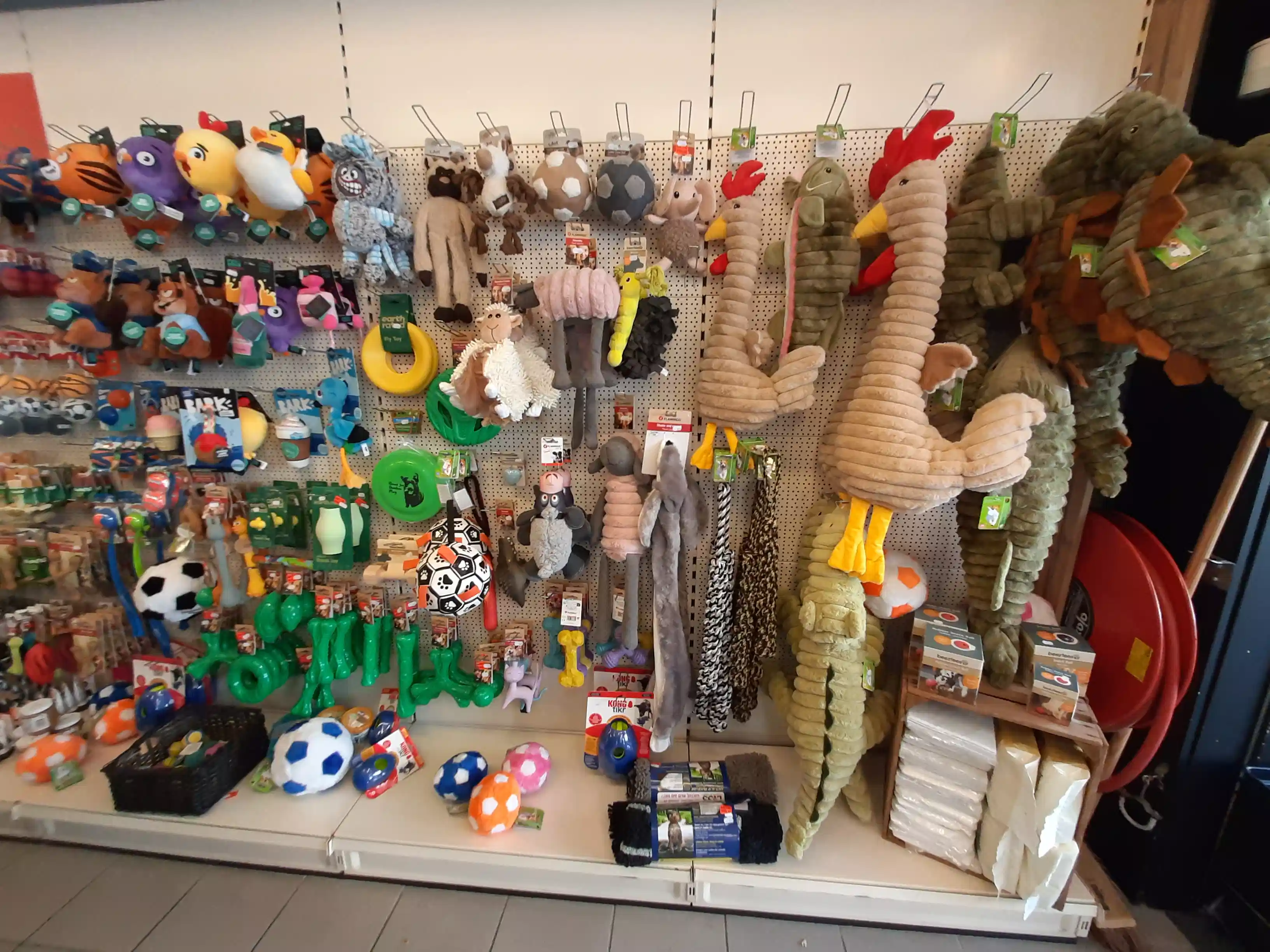 Wand vol hondenspeeltjes en knuffels